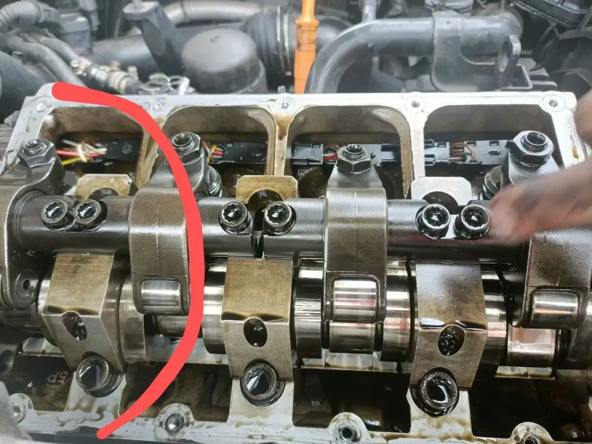 Silnik 1.9 TDI w trakcie prac. Widać wałek rozrządu i zawory. Pytanie: ile oleju do 1.9 tdi?