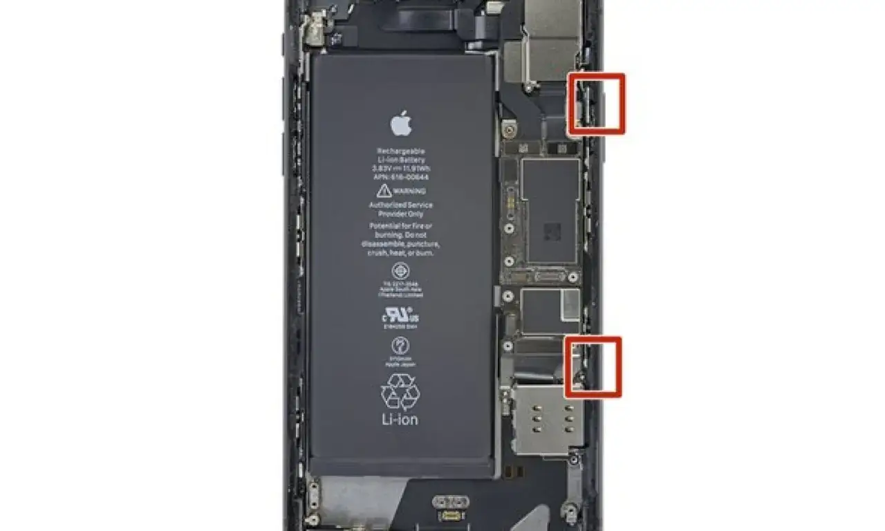 Wymiana baterii w iPhone 11. Widok wnętrza telefonu z baterią Li-ion i zaznaczonymi elementami.