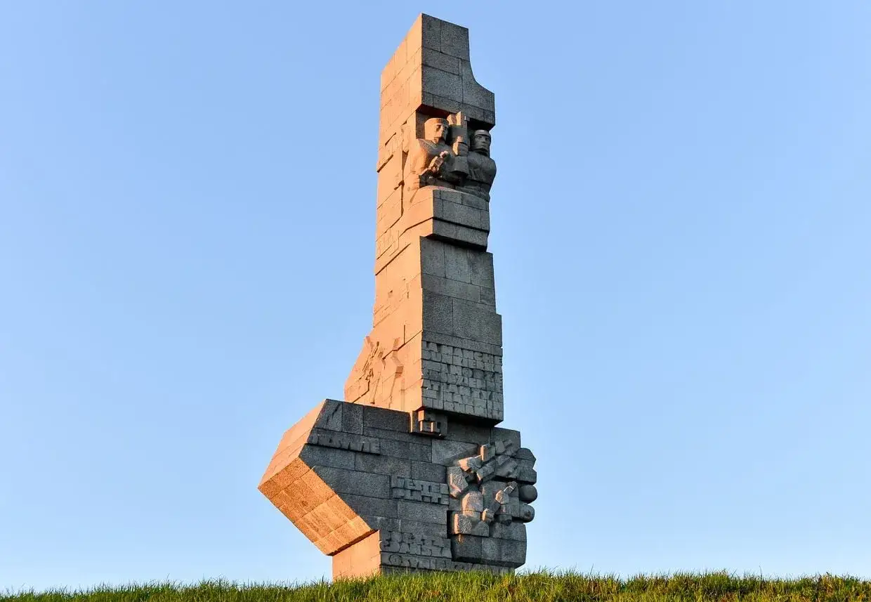 Pomnik Obrońc&oacute;w Wybrzeża na Westerplatte. Monumentalna rzeźba upamiętnia bohaterską historię obrony Polski.