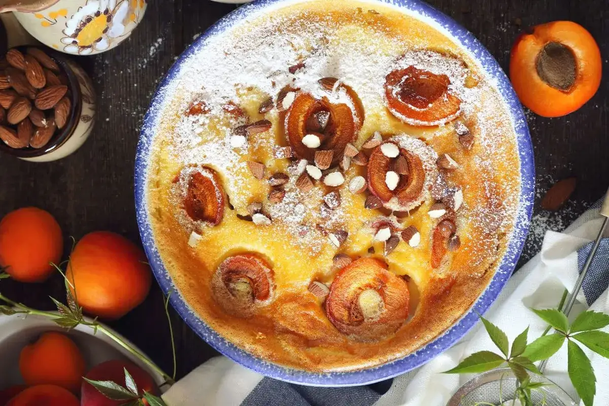Un d&eacute;licieux flan aux abricots, saupoudr&eacute; de sucre glace et parsem&eacute; d'amandes concass&eacute;es, pr&ecirc;t &agrave; &ecirc;tre d&eacute;gust&eacute;.