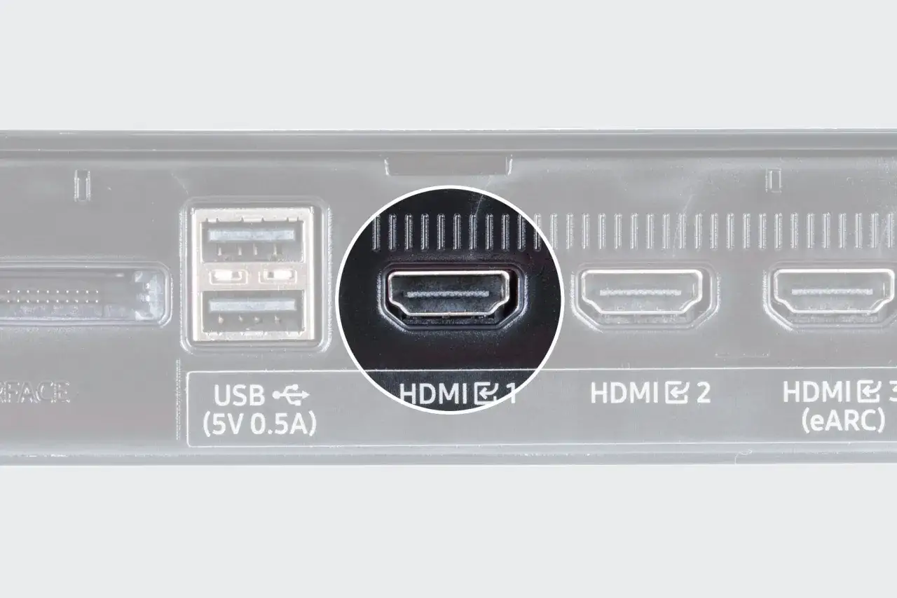 Nahaufnahme eines HDMI-Anschlusses an einem Fernseher. Hier wird das Bildsignal übertragen.