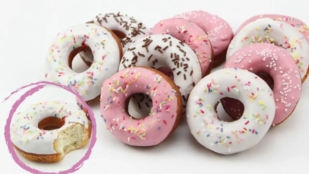 Bunte Donuts mit wei&szlig;er und rosa Glasur, bestreut mit bunten Streuseln und Schokostreuseln. Perfekt zum **Donuts selber machen**!