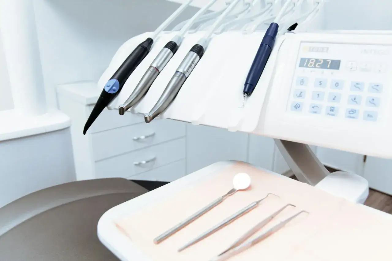 Instruments de dentiste prêts à l'emploi. Si vous avez besoin d'écrire une modèle lettre réclamation dentiste, ces outils sont là pour vous aider.