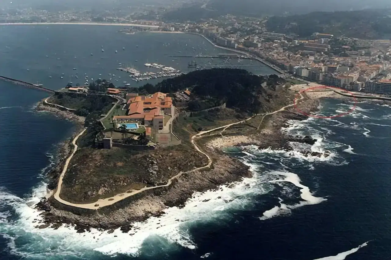 Vista aérea de la playa concheira de Baiona, con el mar agitado y la costa rocosa.