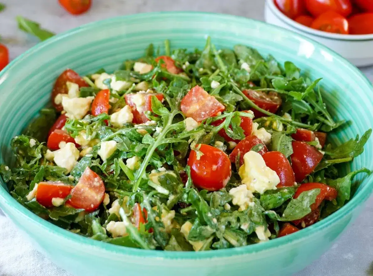 Klassischer Rucolasalat mit Parmesan und Tomaten in einer Schüssel