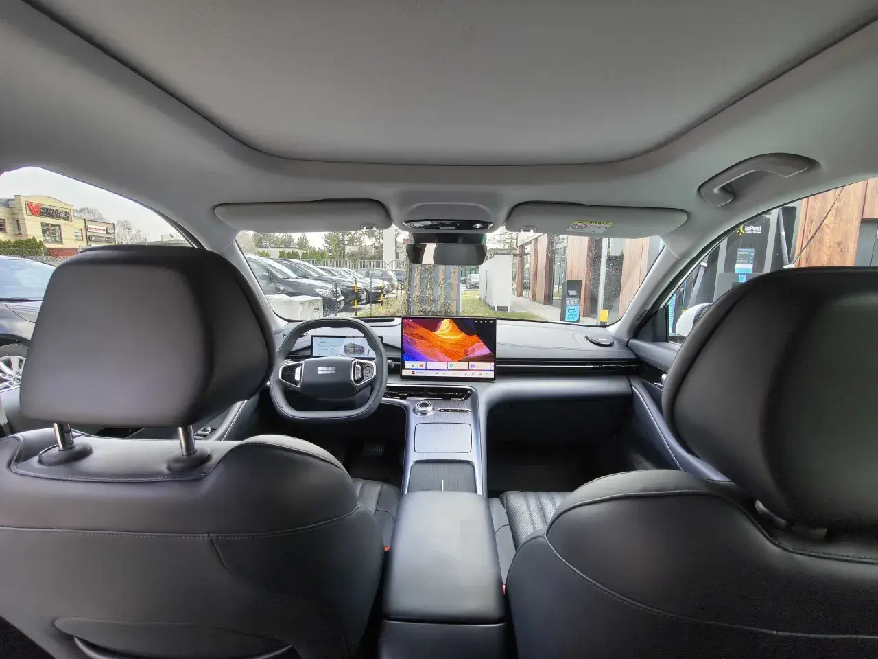 Wnętrze Geely EX5 z dużym ekranem dotykowym i nowoczesną deską rozdzielczą.
