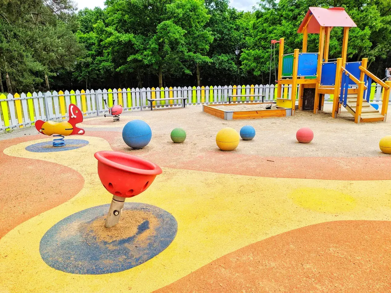 Kolorowy plac zabaw z huśtawkami, zjeżdżalnią i piaskownicą. Wspaniałe atrakcje dla dzieci w Brzegu czekają na małych odkrywców!