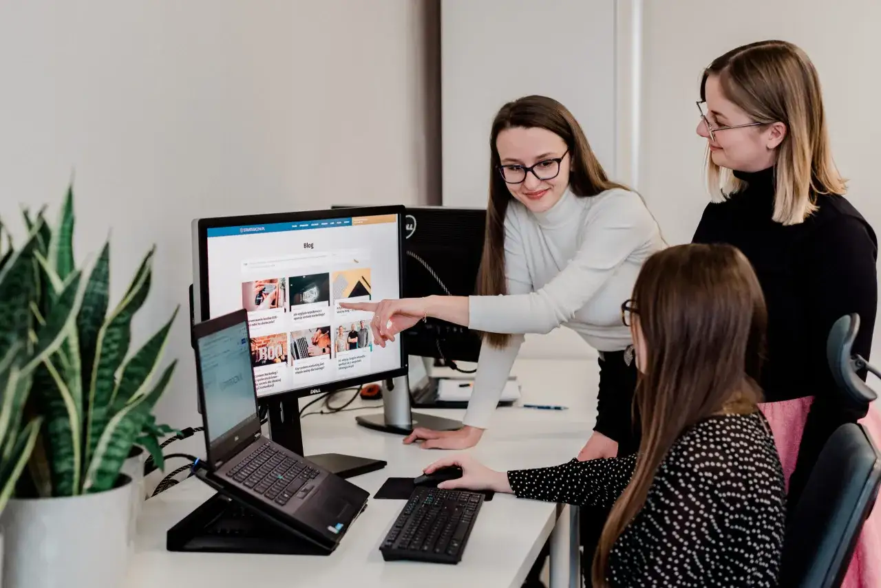 Zespół omawia rodzaje agencji reklamowych, analizując blog na ekranie komputera.