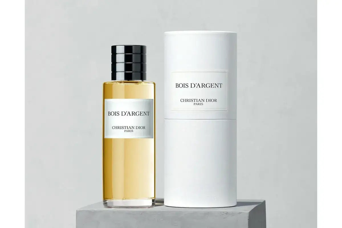 Elegancka butelka i opakowanie perfum Dior Bois d'Argent, emanujące luksusem i wyrafinowaniem.