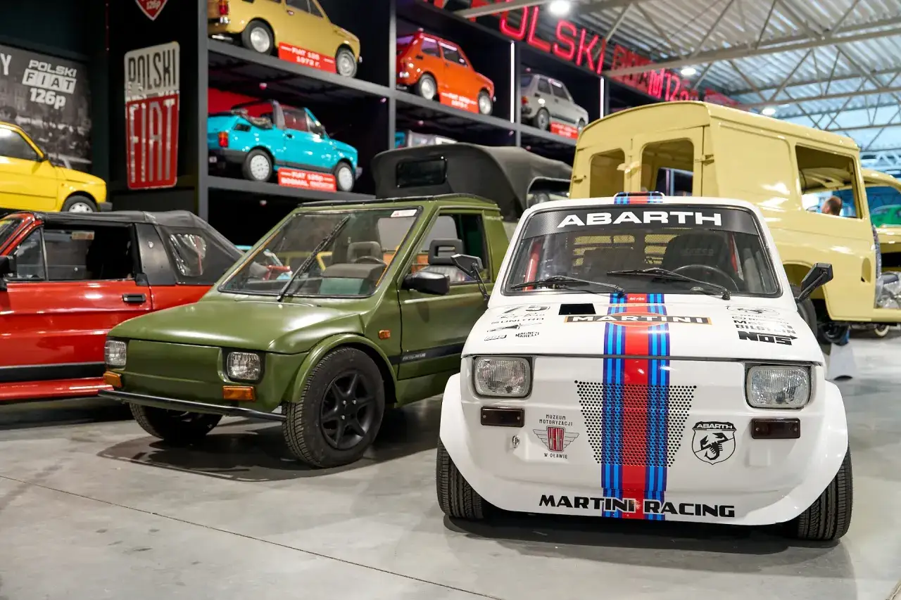 W muzeum samochodów PRL-u biały Fiat 126p w barwach Martini Racing i zielony Fiat 126p.