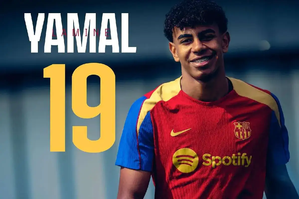 Młody piłkarz Lamine Yamal, który numer ma 19, w koszulce FC Barcelony.