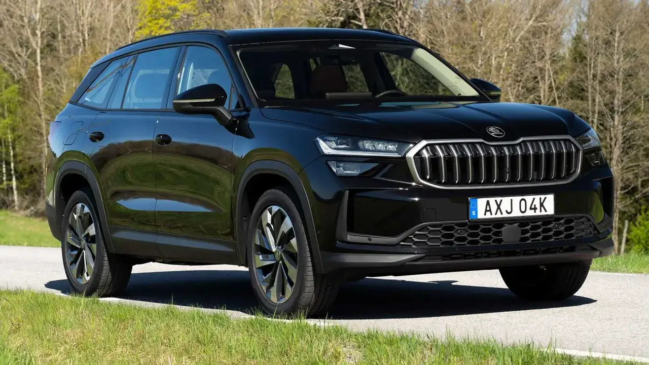 Svart Skoda Kodiaq p&aring; en grusv&auml;g, redo f&ouml;r ett test. Bilen har en modern design med skarpa linjer och en framtr&auml;dande grill.