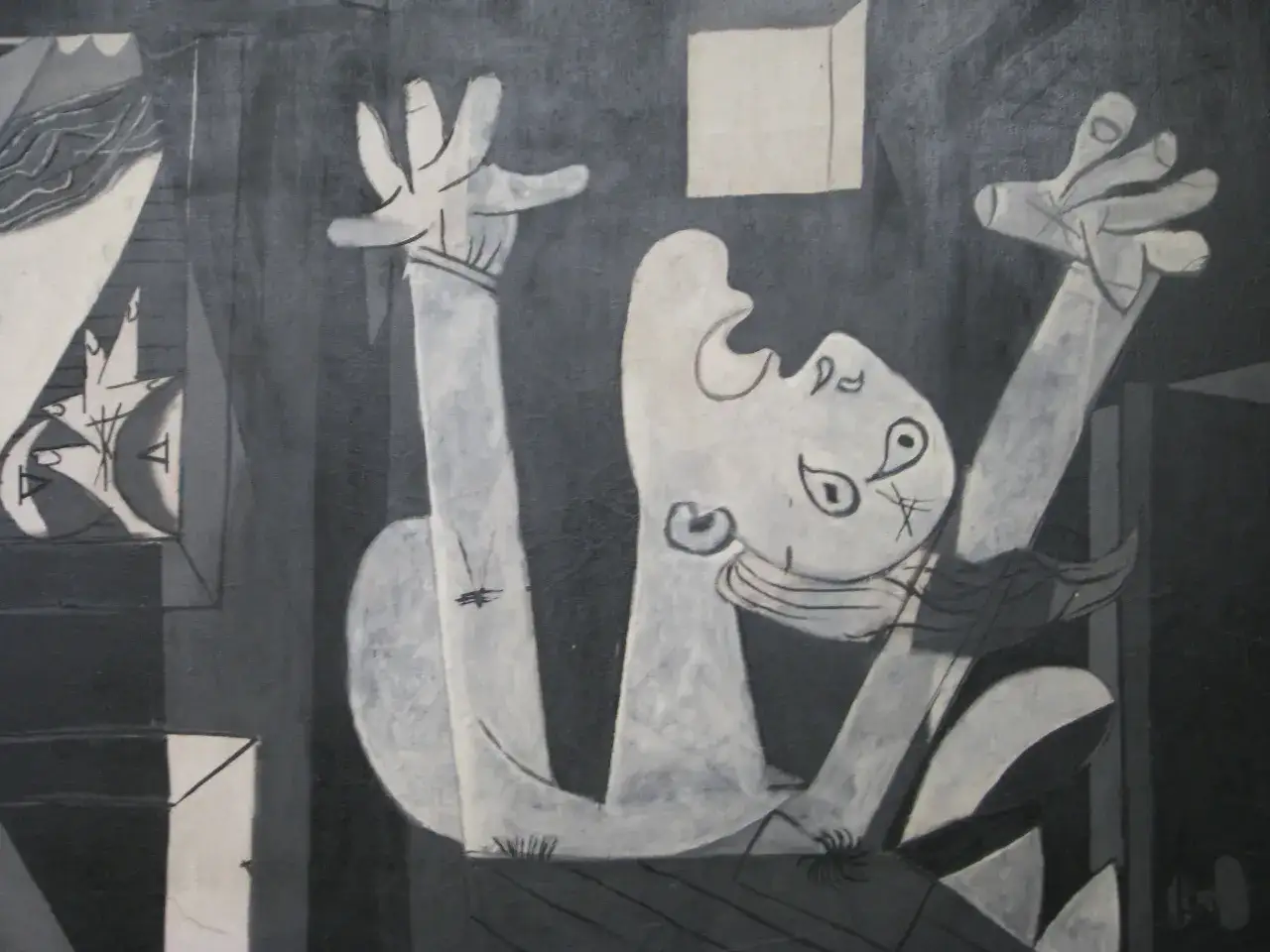 Fakta om Picasso: En dramatisk målning i gråskala visar en figur med utsträckta armar och ett förvridet ansikte.