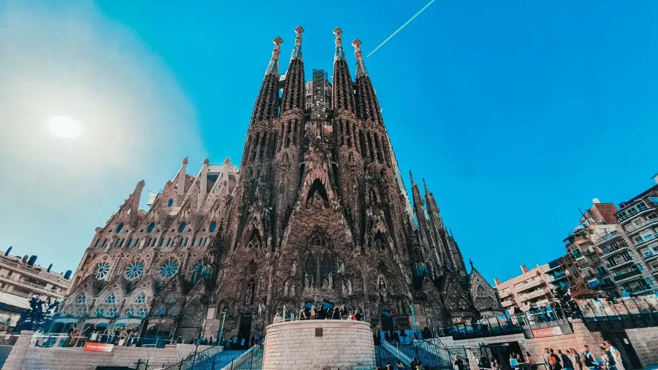 Majestatyczna Sagrada Familia w Barcelonie. Zastanawiasz się, ile kosztuje bilet do Sagrada Familia? Warto sprawdzić ceny online!