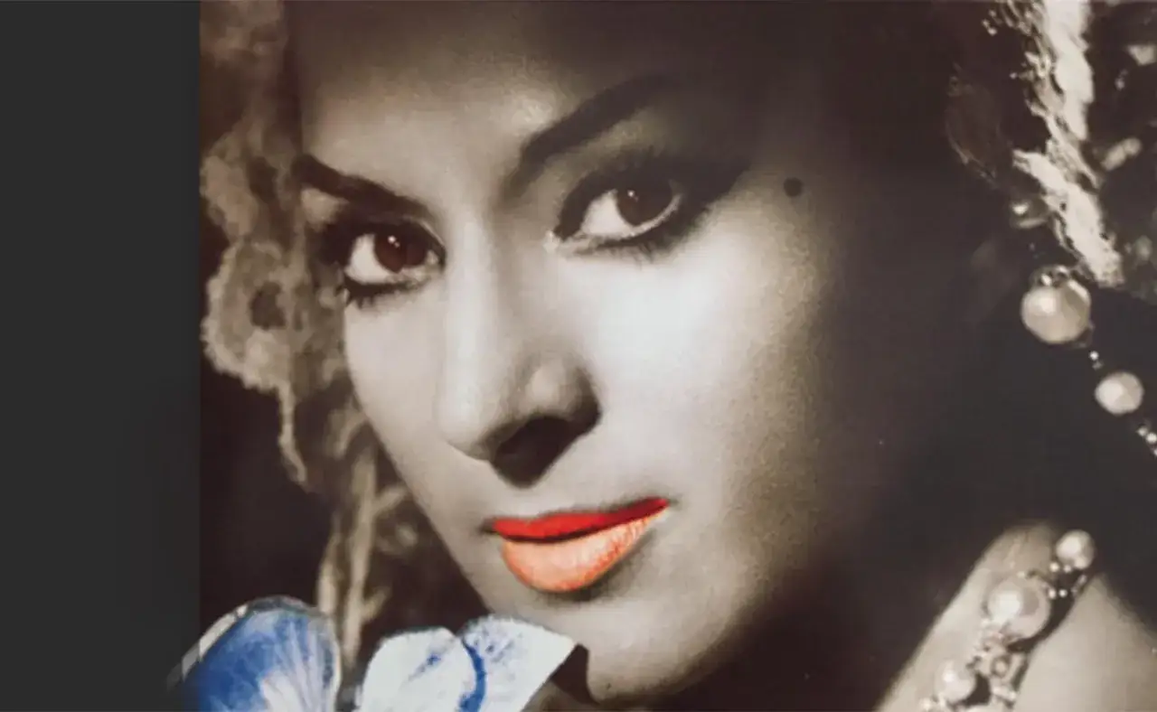 Primer plano de Lola Flores, con su caracter&iacute;stico lunar y labios rojos. Una imagen ic&oacute;nica que evoca su fecha de nacimiento.