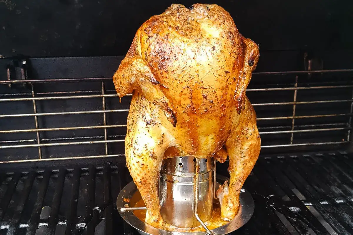Goldbraunes Bierdosen-H&auml;hnchen auf dem Grill. Saftig und perfekt gew&uuml;rzt, bereit zum Genie&szlig;en.