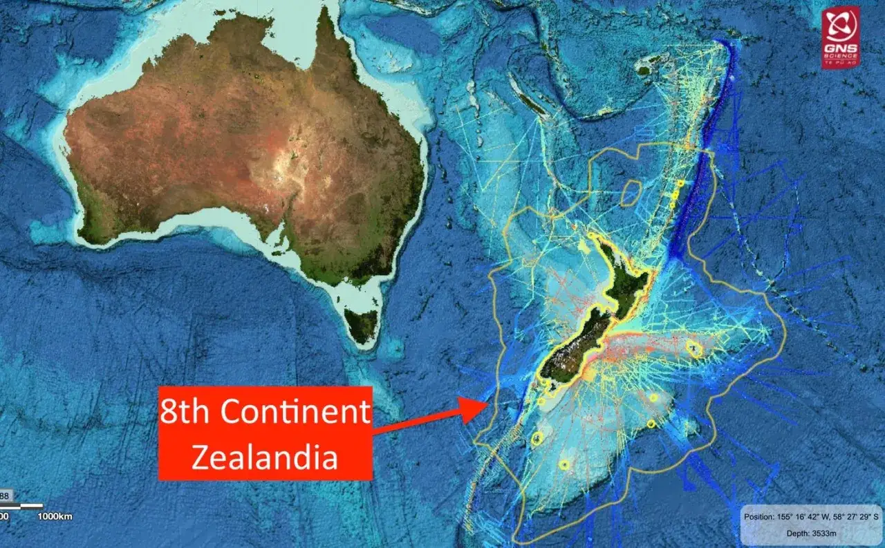 Mapa batymetryczna pokazuje Australię i Nową Zelandię. Czerwona strzałka wskazuje na obszar podwodny, podpisany 