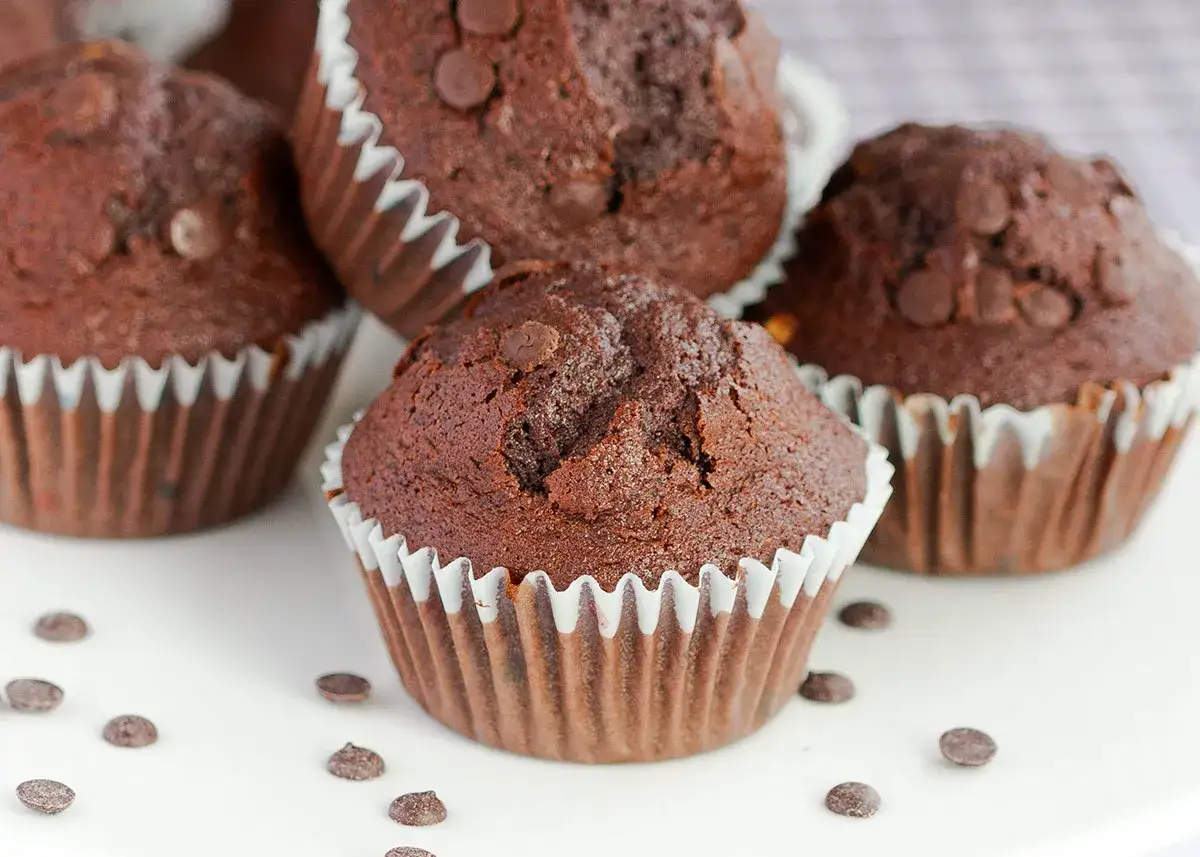 Leckere Schokomuffins mit Schokostückchen, perfekt für Kinder.