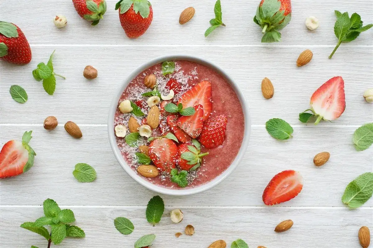 Smoothie bowl z truskawkami, orzechami i miętą, jak nowoczesny odpowiednik tradycyjnego kisielu.