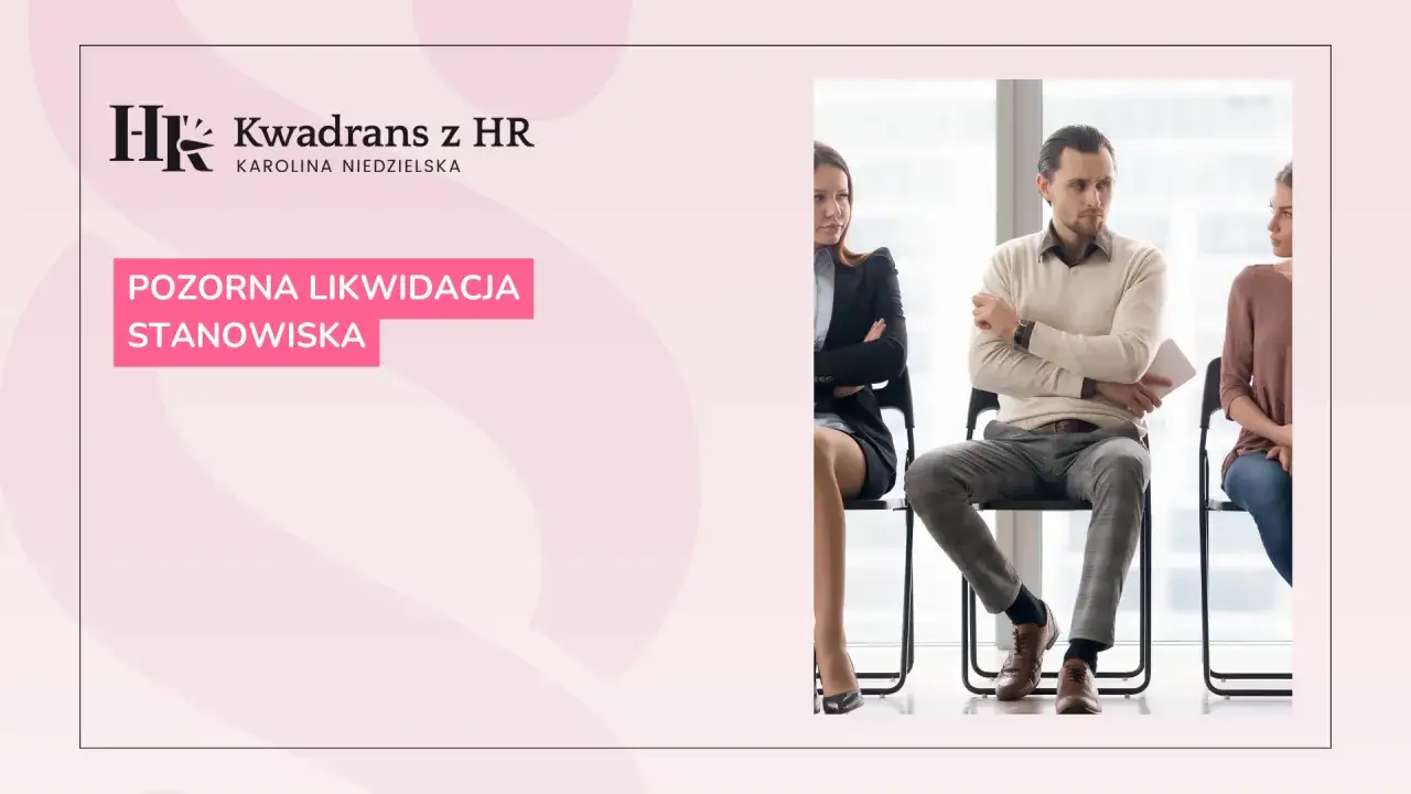 Ludzie siedzą w poczekalni, czekając na rozmowę. Napis 