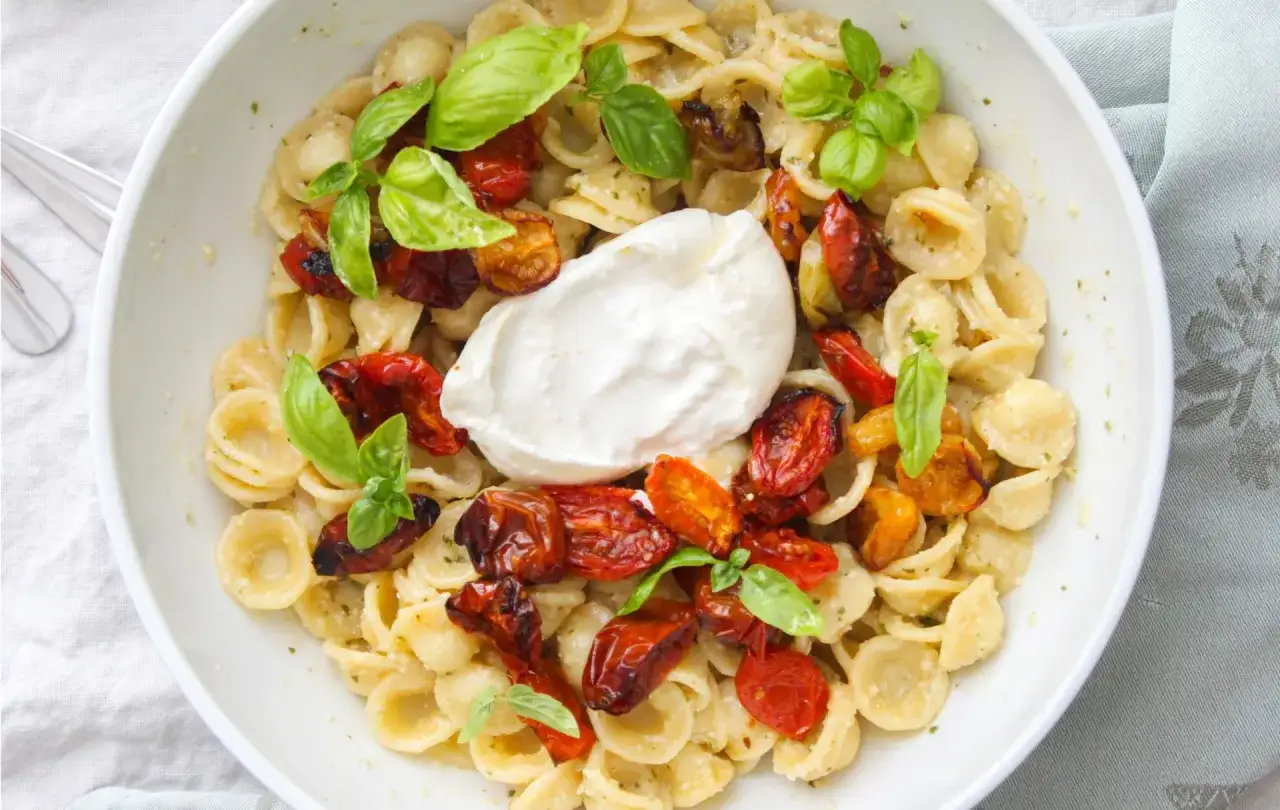 P&acirc;tes orecchiette avec tomates s&eacute;ch&eacute;es, basilic frais et burrata cr&eacute;meuse. Une recette rapide et savoureuse pour un repas d'&eacute;t&eacute;.