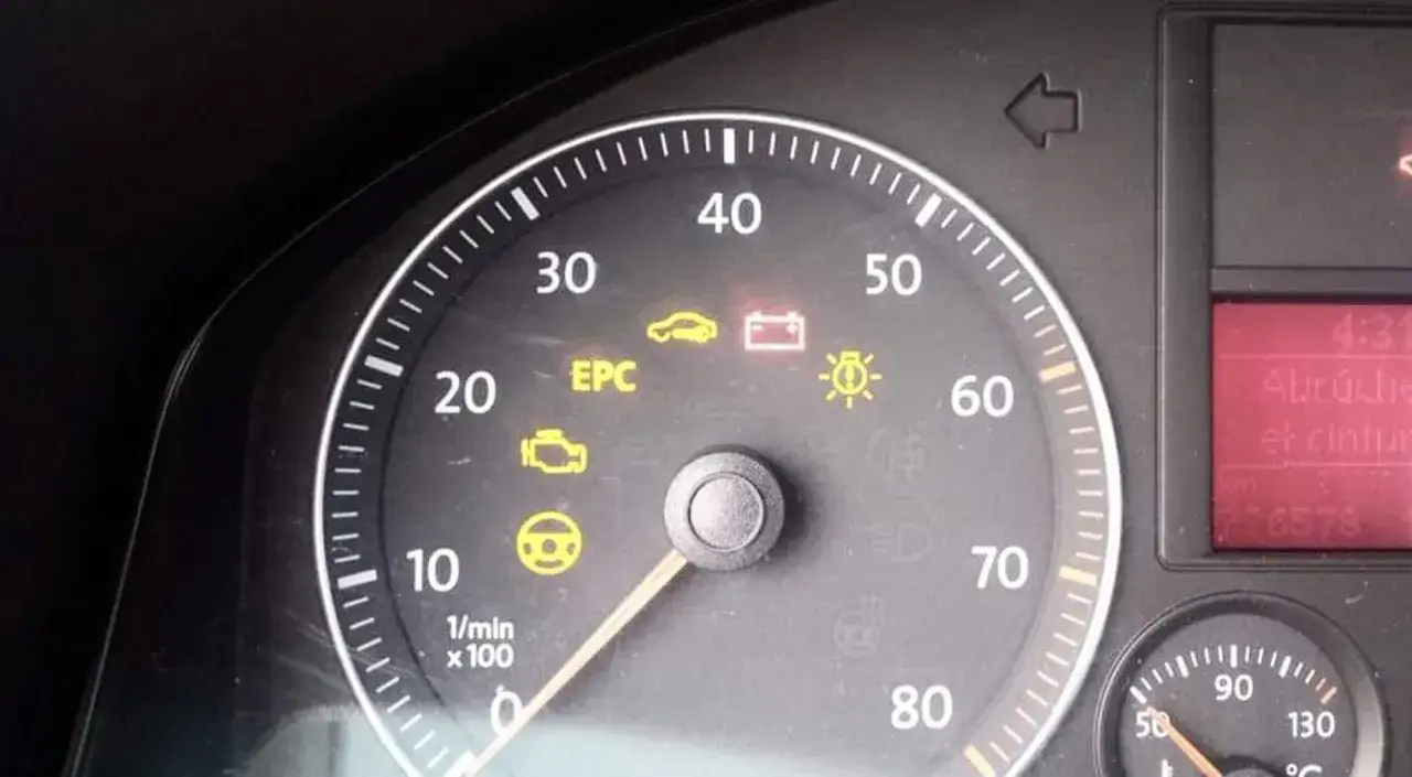 Testigo EPC encendido en el cuadro de un coche. Indica un problema con el sistema de control del motor.