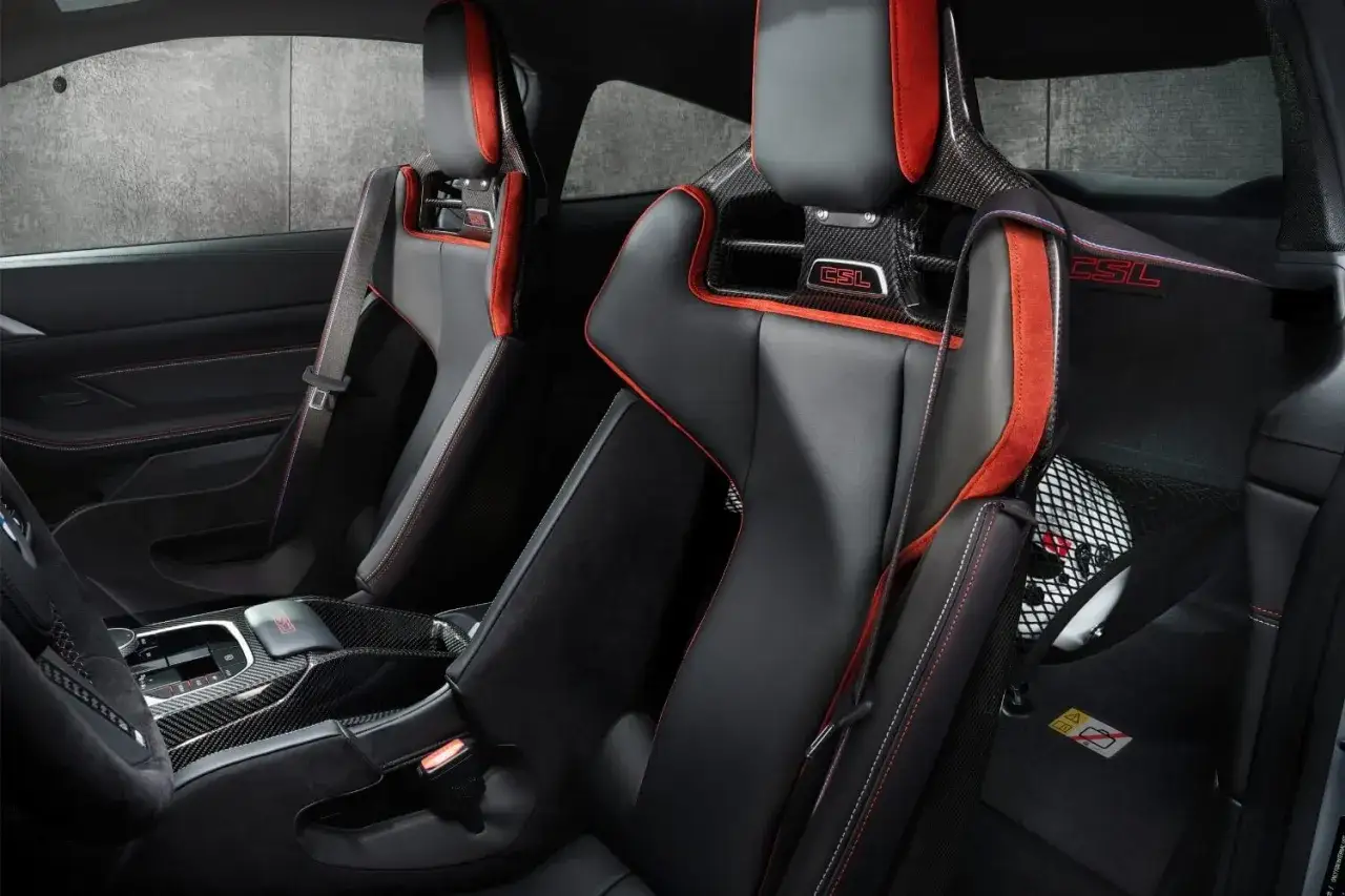 Wnętrze BMW M4 CSL karbonowe fotele