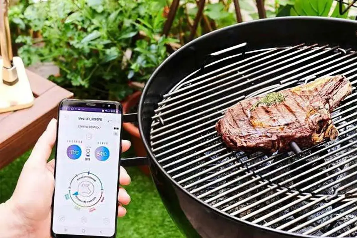 Ein saftiges Steak medium grillen, die Temperatur auf dem Smartphone im Blick. Perfektes Grillergebnis dank smarter Technik.