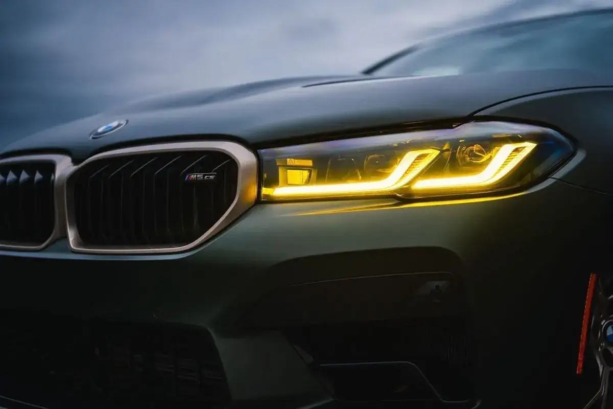 BMW M5 CS detale złote żółte światła