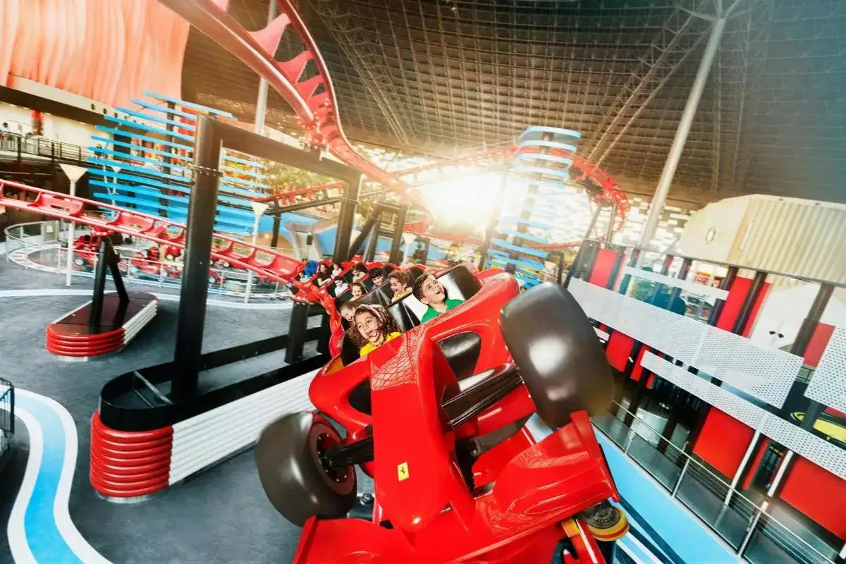 Emocjonująca kolejka górska w Ferrari World Abu Dhabi. To jedno z miejsc, które warto zobaczyć w Abu Dhabi, pełne adrenaliny i radości.
