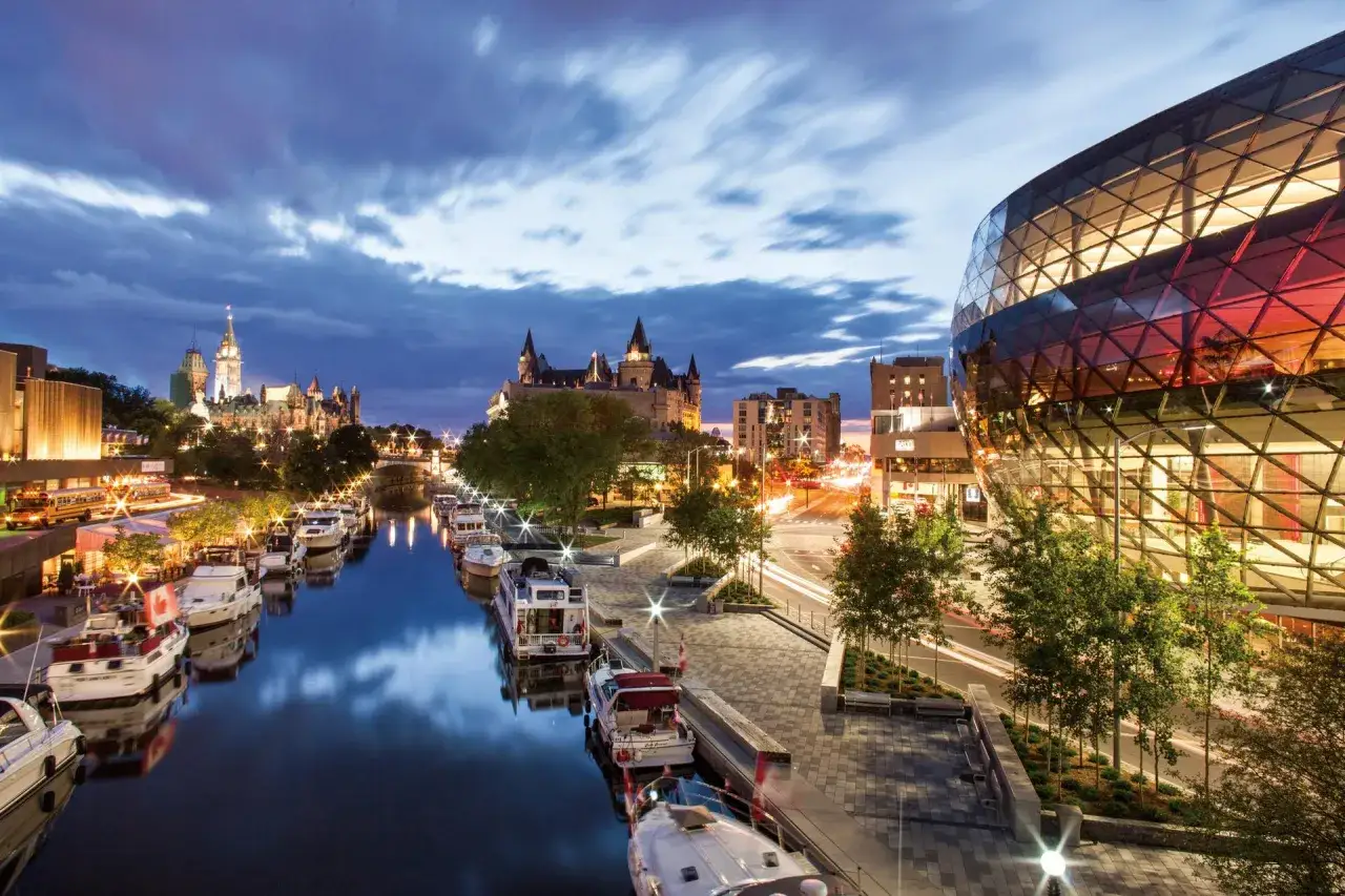 Abendliche Ansicht des Kanals mit Booten, dem Ch&acirc;teau Laurier und dem National Gallery of Canada. Ein perfekter Blick auf die Ottawa Sights.