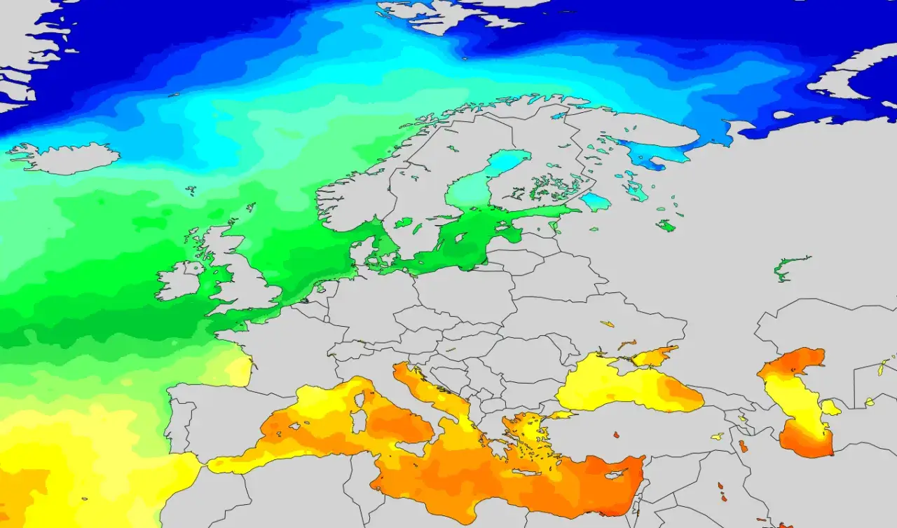 Mapa Europy z kolorami wskazującymi temperaturę wody. Ciepłe wody Morza Śr&oacute;dziemnego (pomarańczowe) kontrastują z chłodniejszymi wodami Atlantyku i Morza P&oacute;łnocnego (zielone i niebieskie).