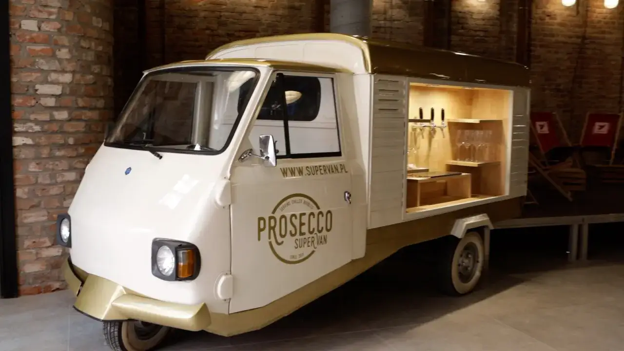 Czy warto wynająć barmana na wesele? Ten Prosecco Super Van z kranikami i kieliszkami to świetny wybór na imprezę.