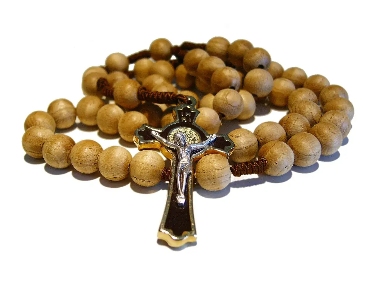 Ein hölzerner Rosenkranz evangelisch mit einem silbernen Kruzifix.