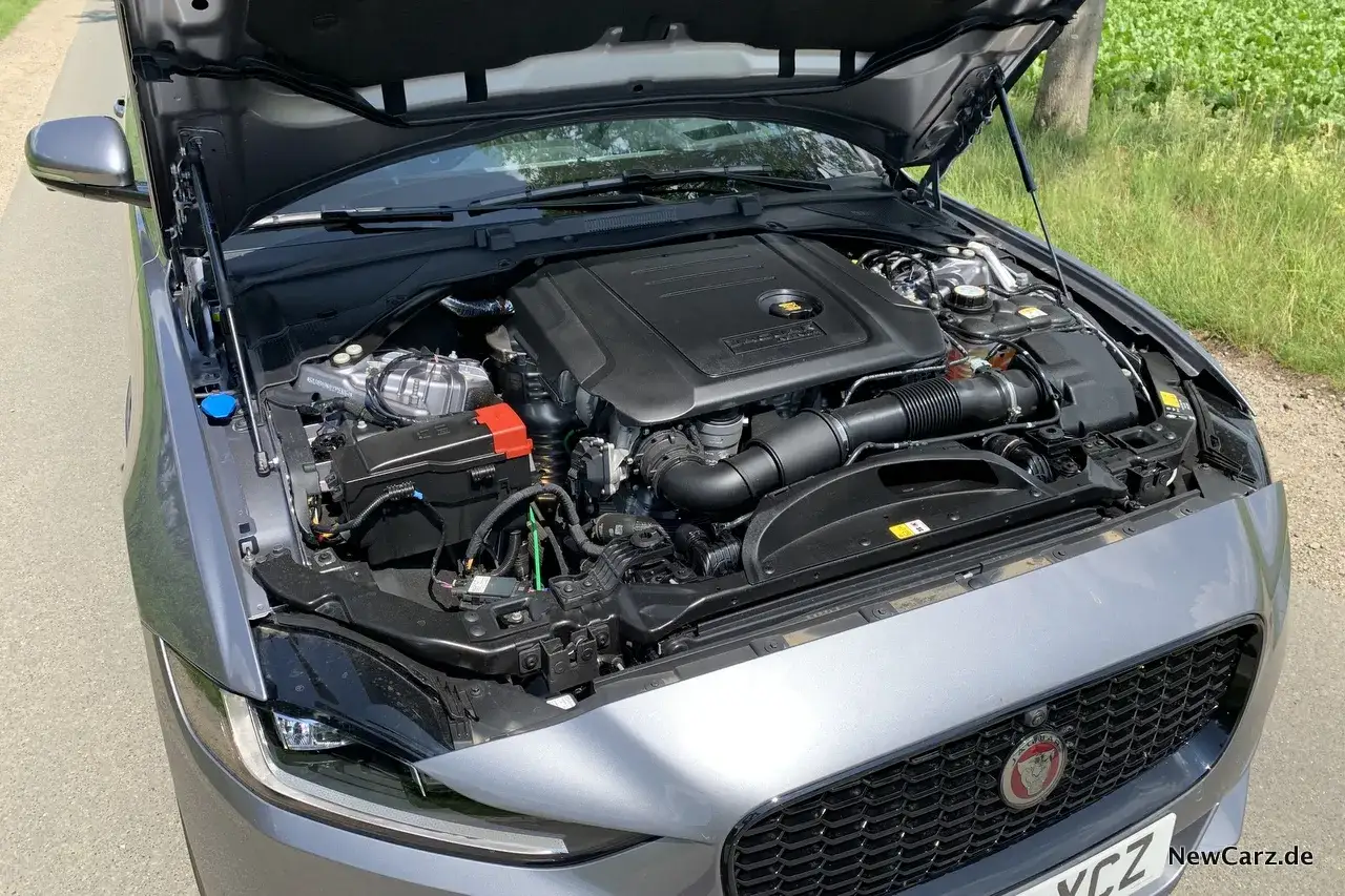Motorraum eines grauen Jaguar XE. Mögliche Jaguar XE Probleme könnten hier liegen, aber der Motor sieht sauber aus.