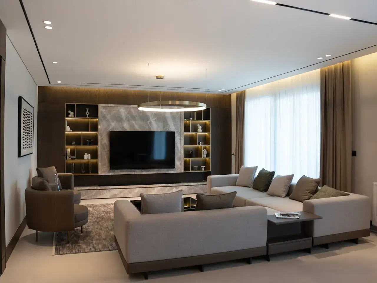 Nowoczesne oświetlenie w salonie tworzy przytulną atmosferę. Wygodna kanapa i eleganckie meble zapraszają do relaksu.