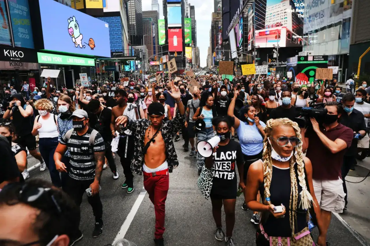 Menschen demonstrieren in New York City. Ein Schild mit der Aufschrift