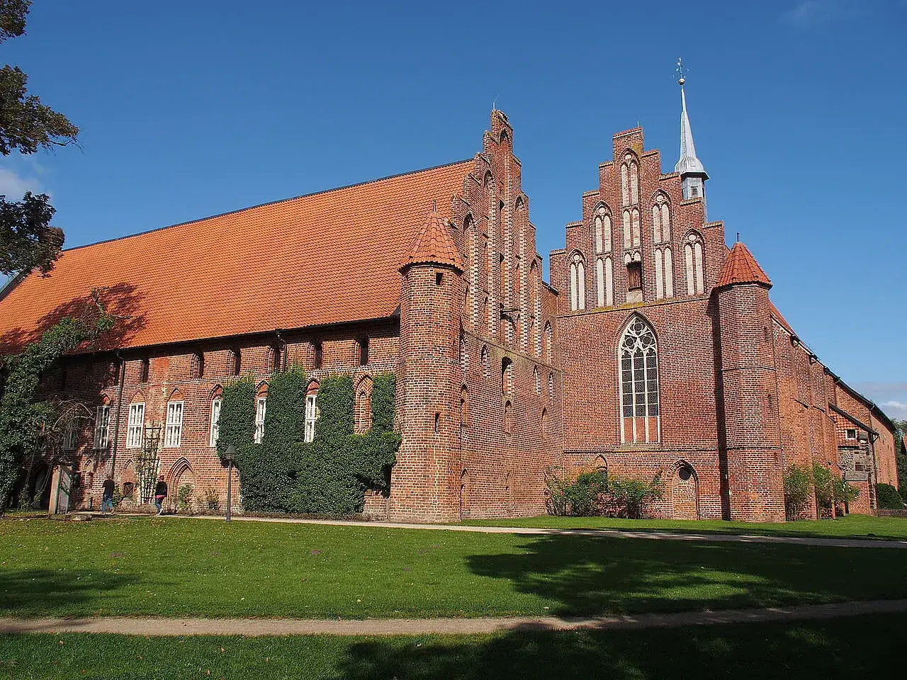 Das evangelische Kloster mit seinen roten Ziegeld&auml;chern und begr&uuml;nten Mauern, ein Ort der Ruhe und Geschichte.