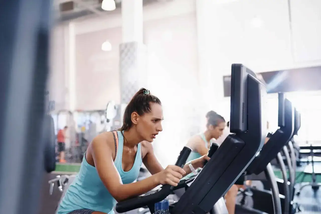 zmęczona osoba na siłowni po cardio przed treningiem siłowym