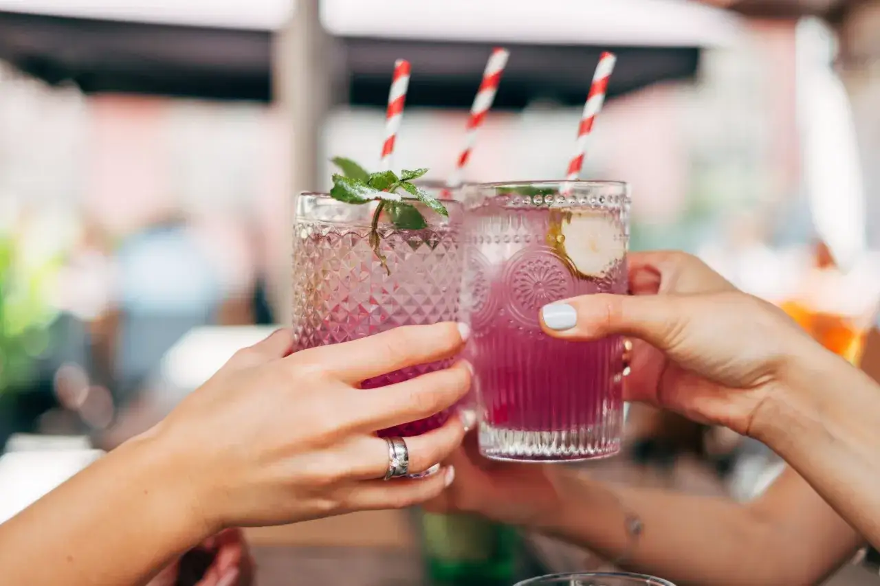 barman przygotowujący drinka z sokiem żurawinowym
