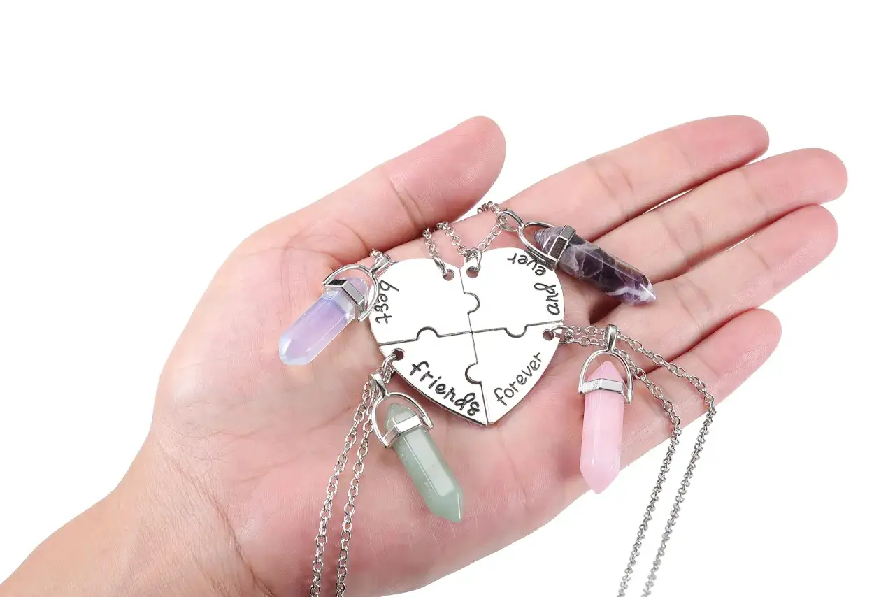 Collar de la amistad con dije de coraz&oacute;n partido en cuatro piezas, cada una con una piedra de la amistad de cristal de colores y la inscripci&oacute;n 