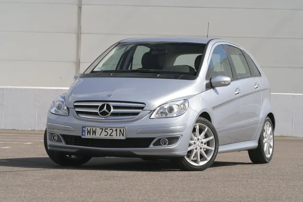 Srebrny Mercedes B klasa, gotowy do wymiany żarówki mijania.
