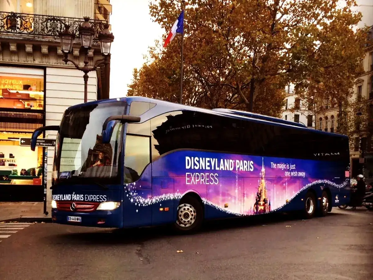 Un bus bleu vif 