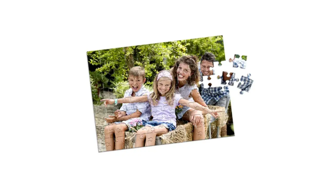 Rodzina na zdjęciu, które można wykorzystać, by dowiedzieć się, jak zrobić puzzle ze zdjęcia. Kilka elementów już odpadło.