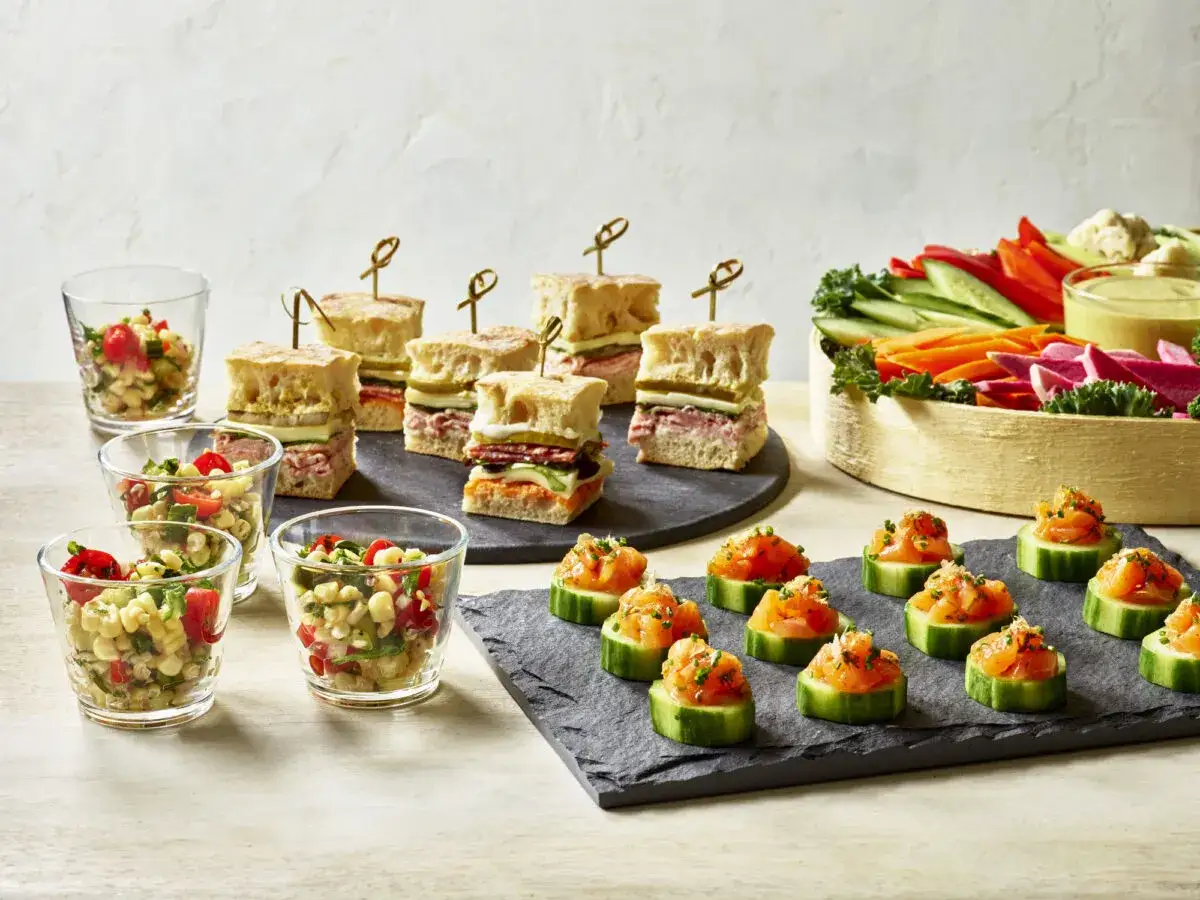 Kleine Sandwiches, Salate in Gl&auml;sern und Gurkenscheiben mit Lachs &ndash; eine Auswahl der 10 besten Salate f&uuml;r jede Party.