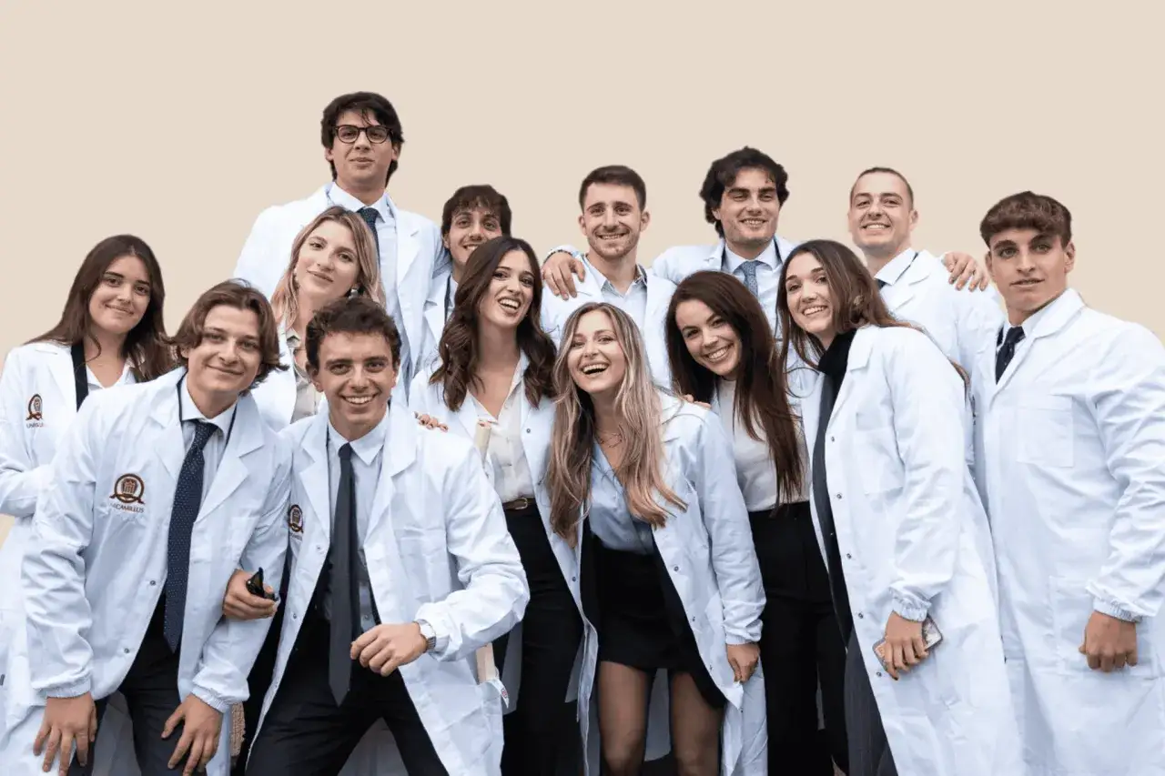 Un gruppo di studenti di medicina sorride, pronti a scoprire come funziona la laurea in medicina.