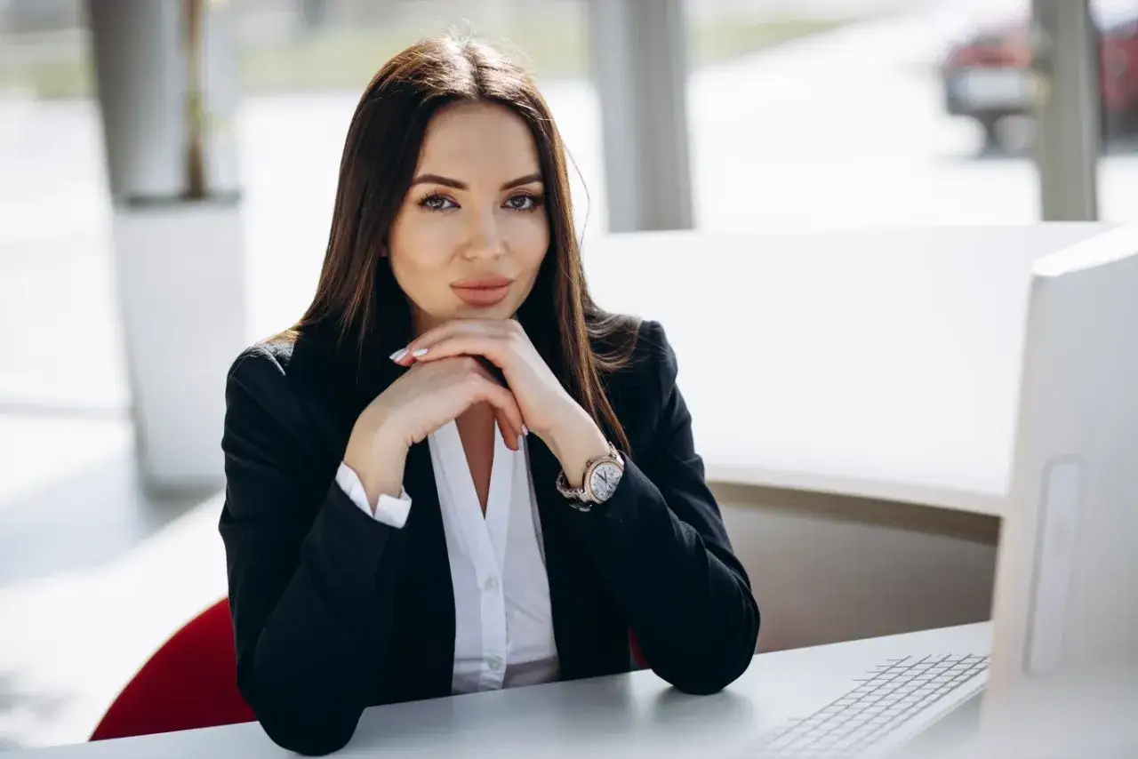 Elegancka kobieta w czarnej marynarce i białej koszuli, idealna stylizacja, co ubrać na rozmowę kwalifikacyjną.