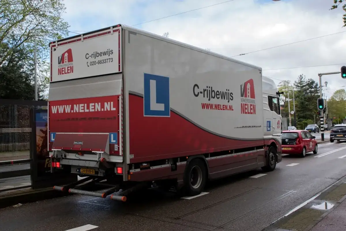 Ciężarówka z napisem 