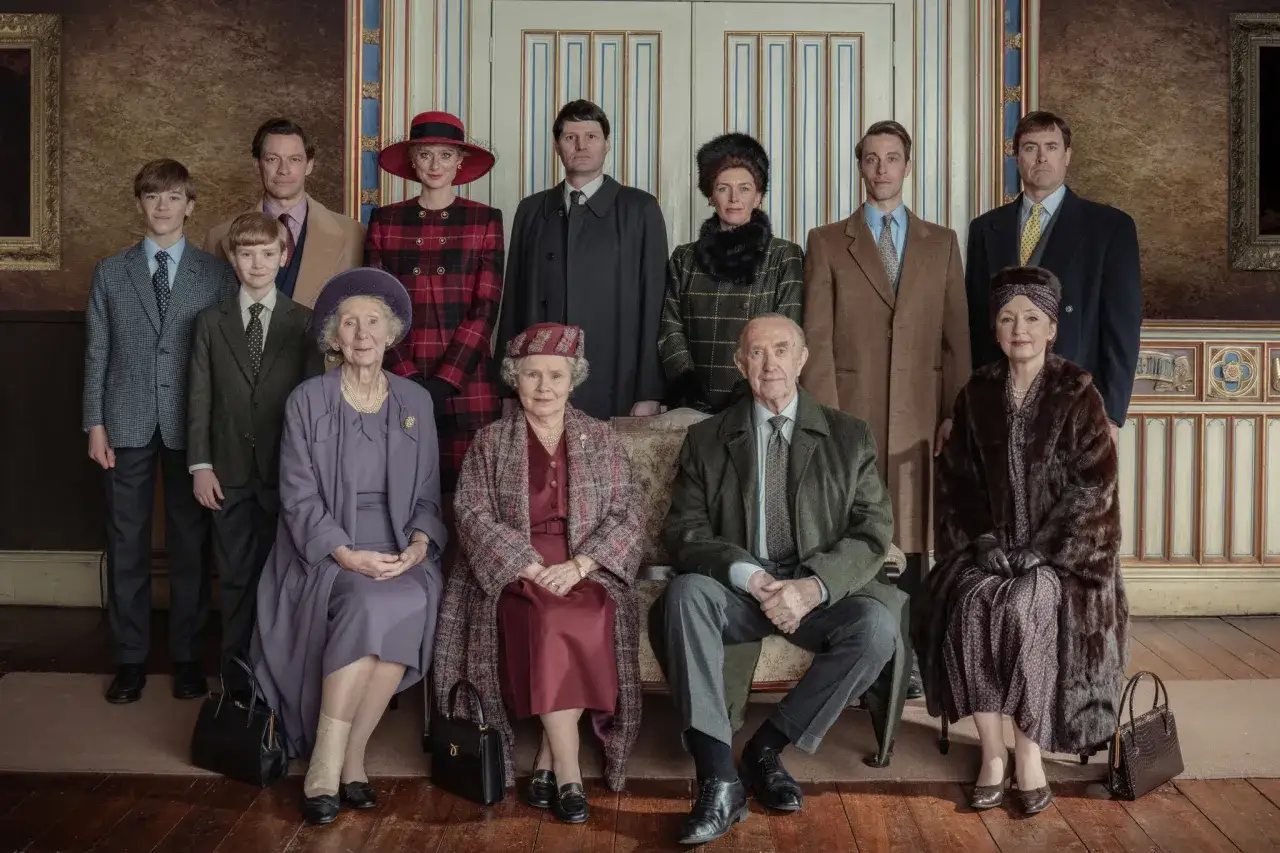Familjen samlad för ett porträtt. Dessa figurer i The Crown ser ut att vara redo för en kunglig tillställning.