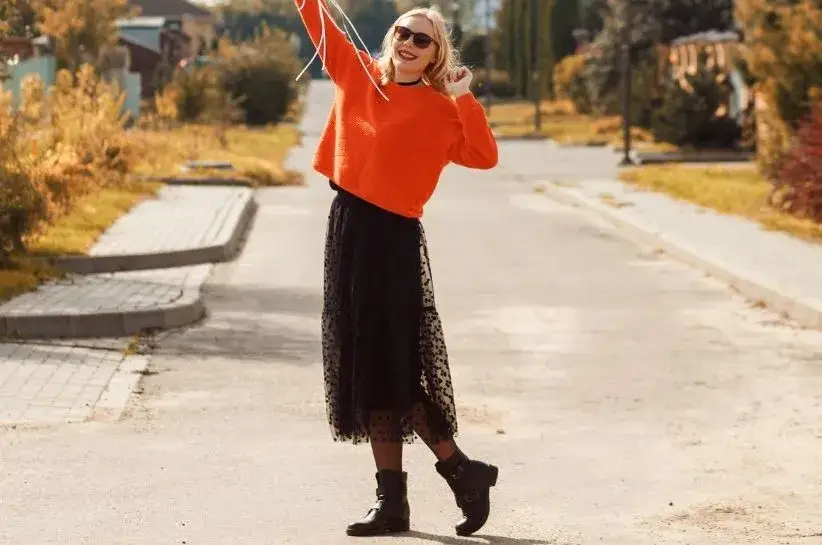 Stylizacje spódnica midi różne buty